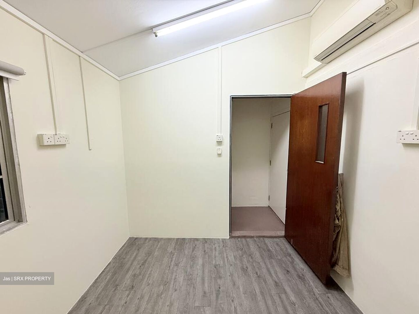Jalan Besar (D8), Office #500559191